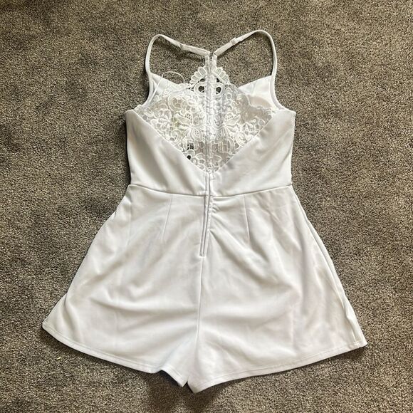 NWT Francesca’s white romper Size M Romper has crochet back & adjustable straps. - Picture 4 of 15